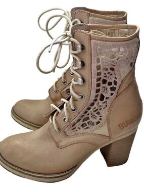 BUNKER Mega Dentelle Beige lace -up Ankle boot with lace detail .
